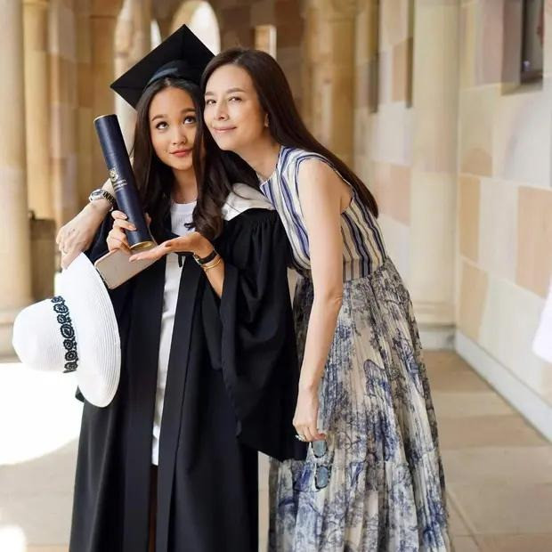 Bóc giá trang phục đắt đỏ của Madam Pang ở chung kết U22 Việt Nam gặp U22 Thái Lan