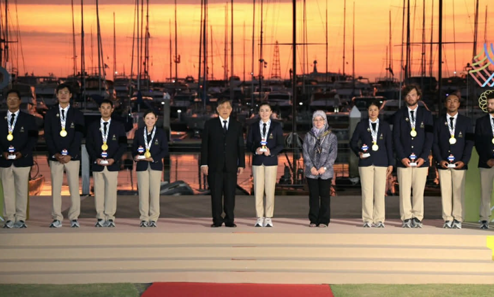 Quốc vương và Hoàng hậu chụp ảnh lưu niệm cùng các VĐV Thái Lan. (Nguồn: Matichon)