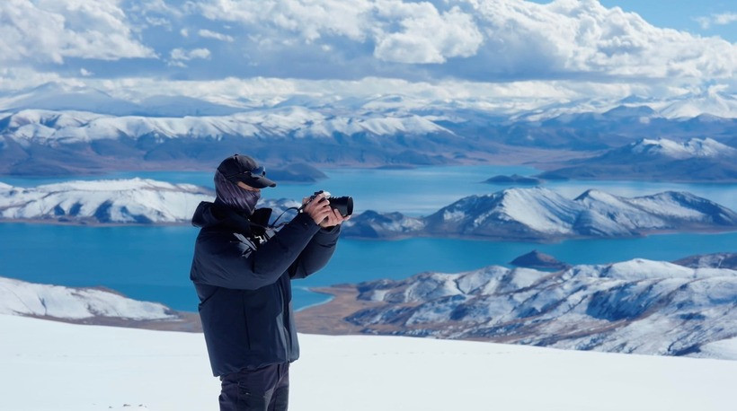 Ngoài đam mê diễn xuất, Lý Hiện rất thích mang máy ảnh đi chu du khắp nơi để ghi lại những khoảnh khắc đời thường, lưu giữ ký ức về những người mà anh đã gặp. Ngay trước khi tới Tử Cấm Thành săn tuyết, Lý Hiện đã có chuyến leo núi tuyết Kula Kangri ở Tây Tạng. Ngay cả khi đóng phim, Lý Hiện cũng luôn có máy ảnh bên người để chụp chân dung bạn diễn, chụp hậu trường làm phim.