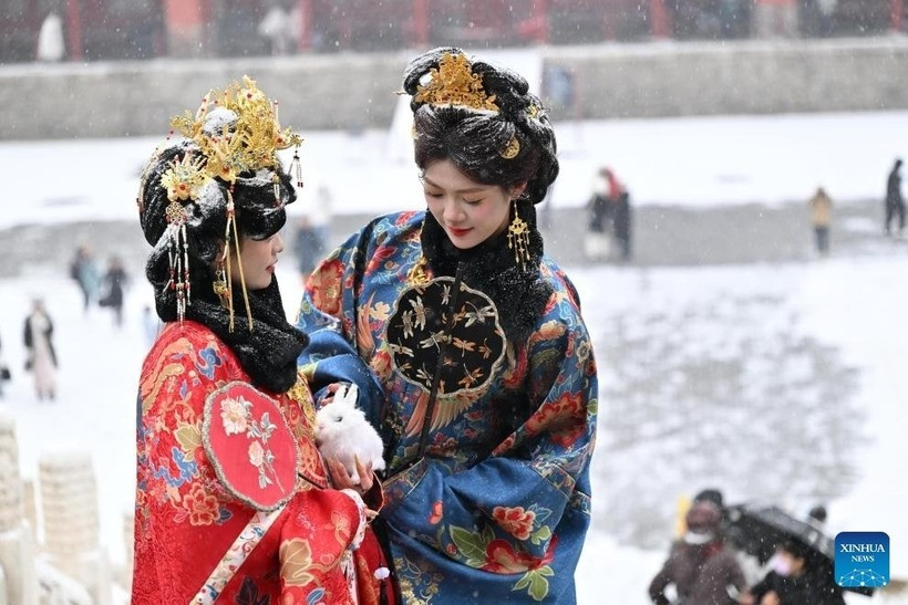 Cuối tuần trước, Bắc Kinh (Trung Quốc) đón trận tuyết đầu mùa và mọi người đã kéo tới Tử Cấm Thành để chụp ảnh. Rất nhiều cô gái mặc đồ cổ trang để hóa làm Cách Cách đứng giữa cung điện phủ tuyết trắng xóa giống như phim Bộ Bộ Kinh Tâm.