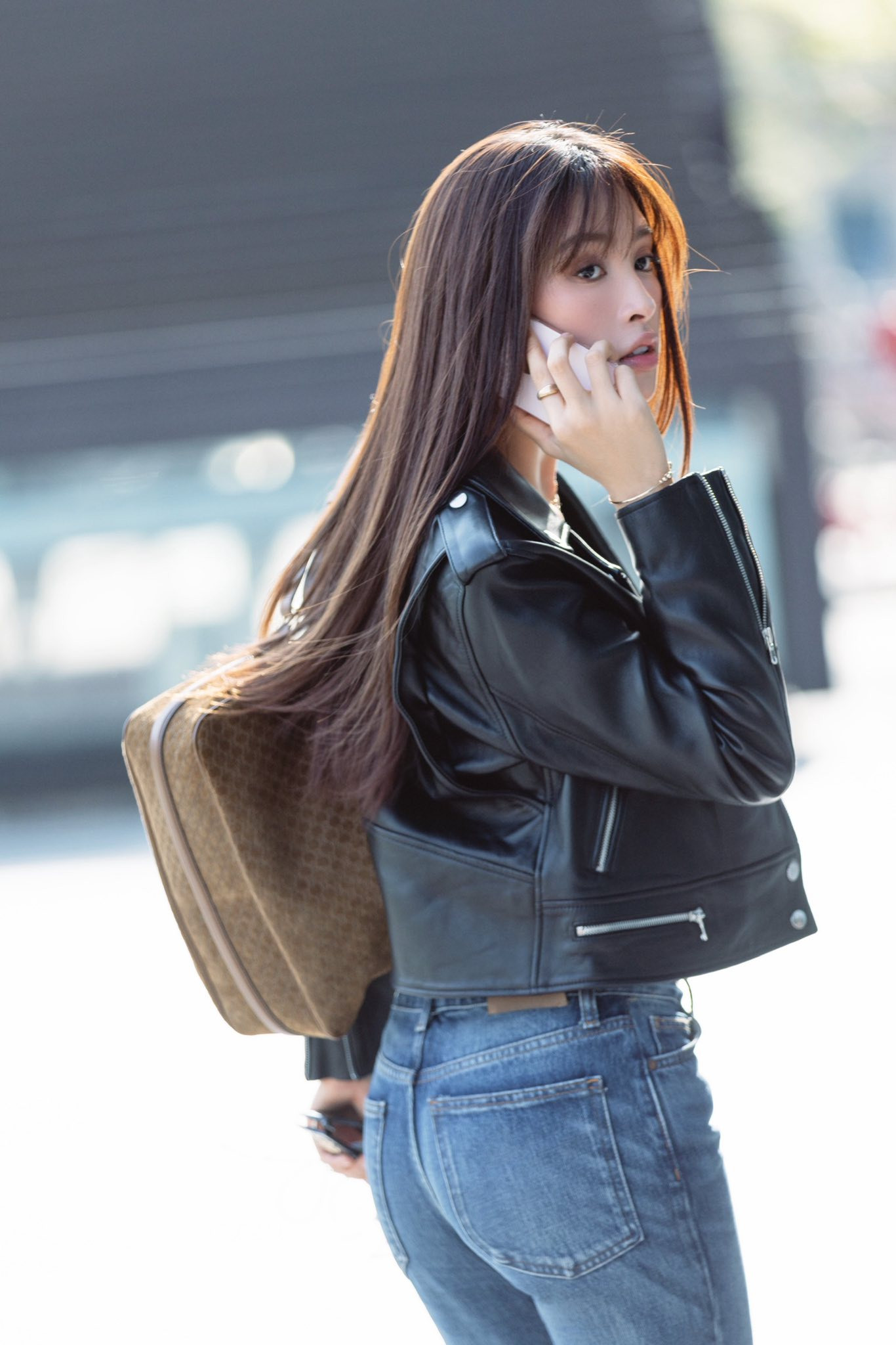 Phong cách street style ' trạm tỷ ' của Trần Tiểu Vy khiến fan xuýt xoa Về vẻ đẹp - Ảnh 9.