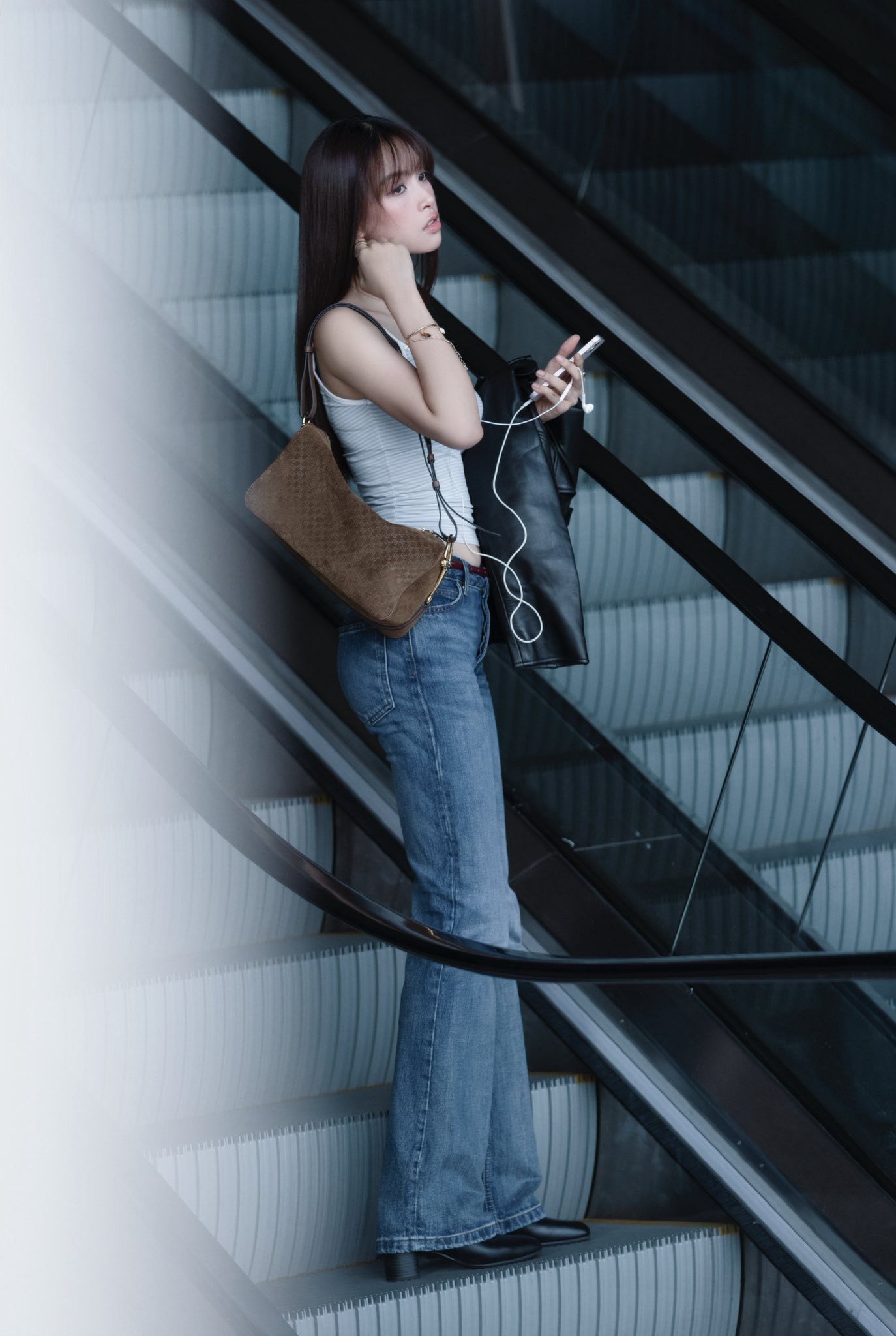 Phong cách street style ' trạm tỷ ' của Trần Tiểu Vy khiến fan xuýt xoa Về vẻ đẹp - Ảnh 3.