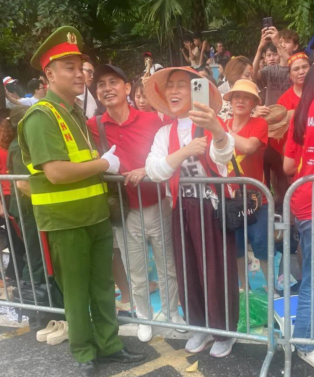 Team qua đường tóm dính bố mẹ Sơn Tùng đi bão