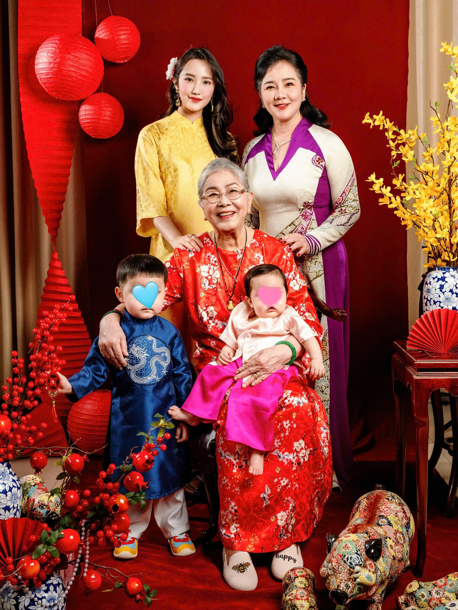 2 nhóc tì nhà ông chủ Saigon Square hiếm hoi lộ diện sinh ra đã ngậm thìa vàng