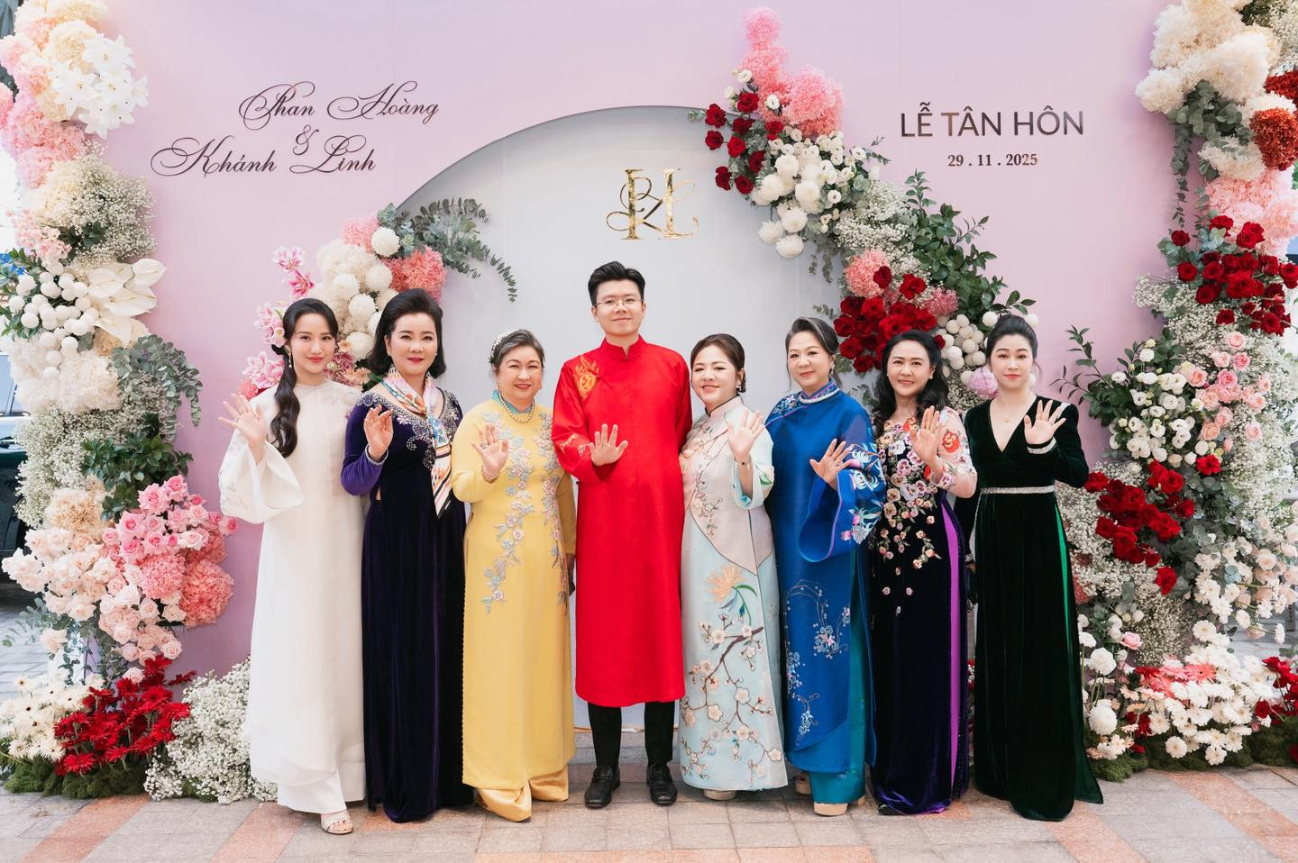 Bộ ảnh nét căng đám cưới thiếu gia Phan Hoàng 2 đại gia tộc giàu có lộ diện gây sốt