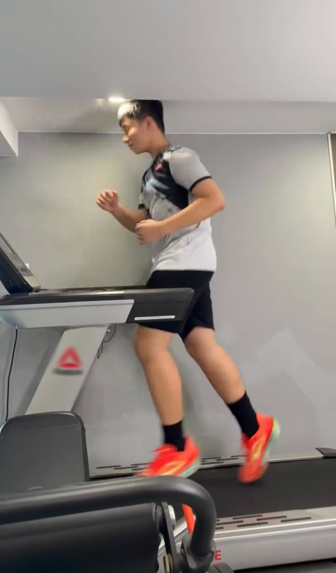 Con trai Lê Phương 13 tuổi vượt mốc 1m8 cao đụng trần nhà ngoại hình chuẩn soái ca