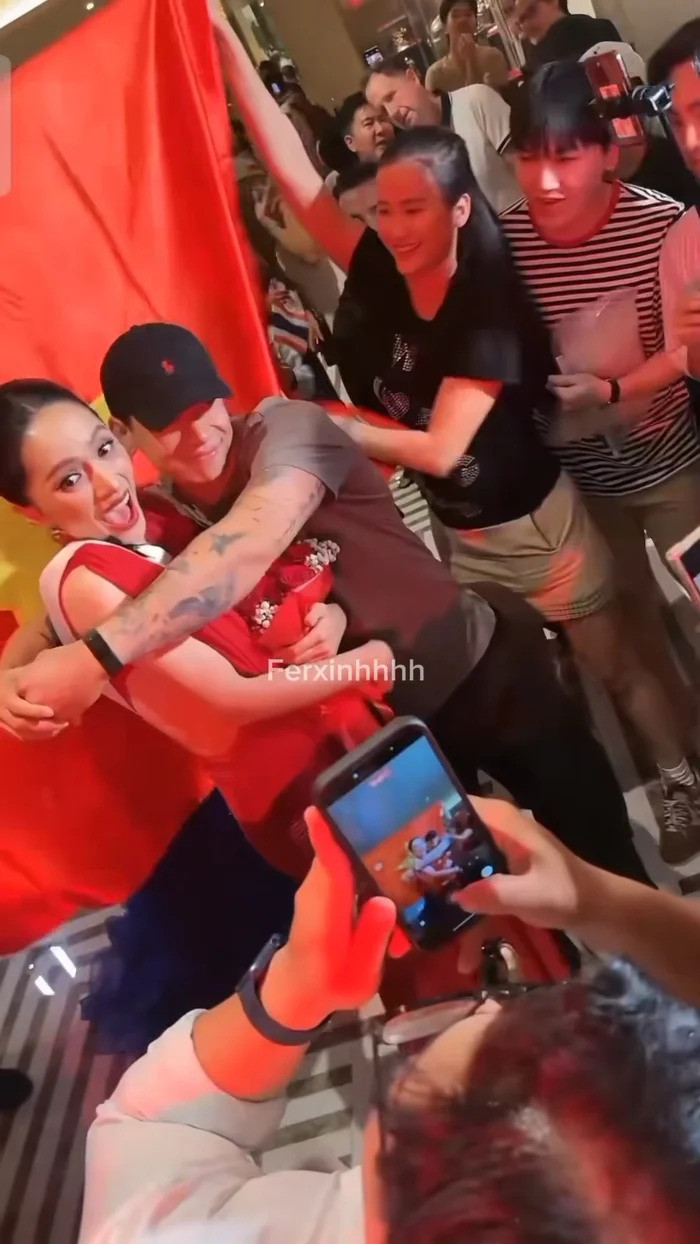 Hương Giang đi hâm nóng tình cảm bên Phú Cường khoảnh khắc tình tứ gây sốt