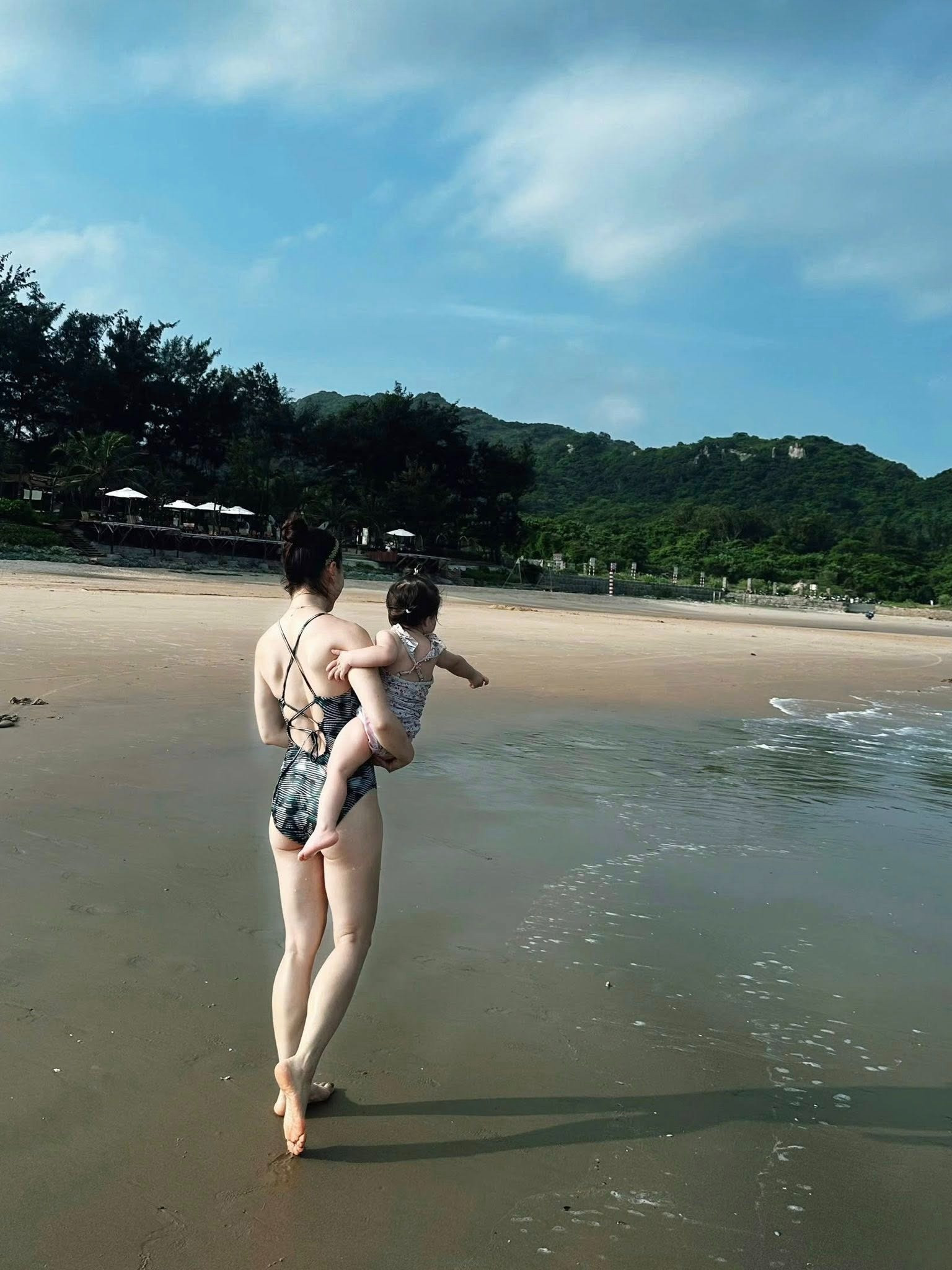 Lan Phương khoe sắc vóc gợi cảm sau khi ly hôn chồng Tây