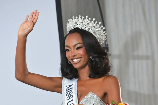 Tình trạng của thí sinh Hoa hậu Hoàn vũ ngã lọt hố, phải nằm phòng ICU