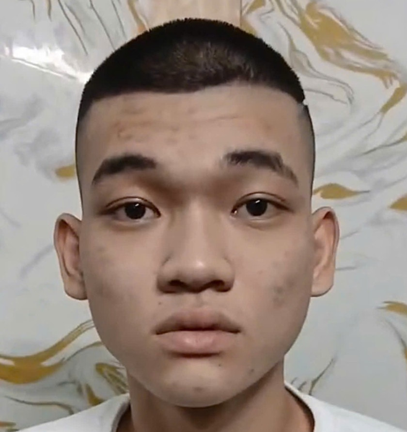 Cảnh sát ập vào phòng kín, bắt quả tang cô gái 28 tuổi cùng 2 người đàn ông - Ảnh 3.