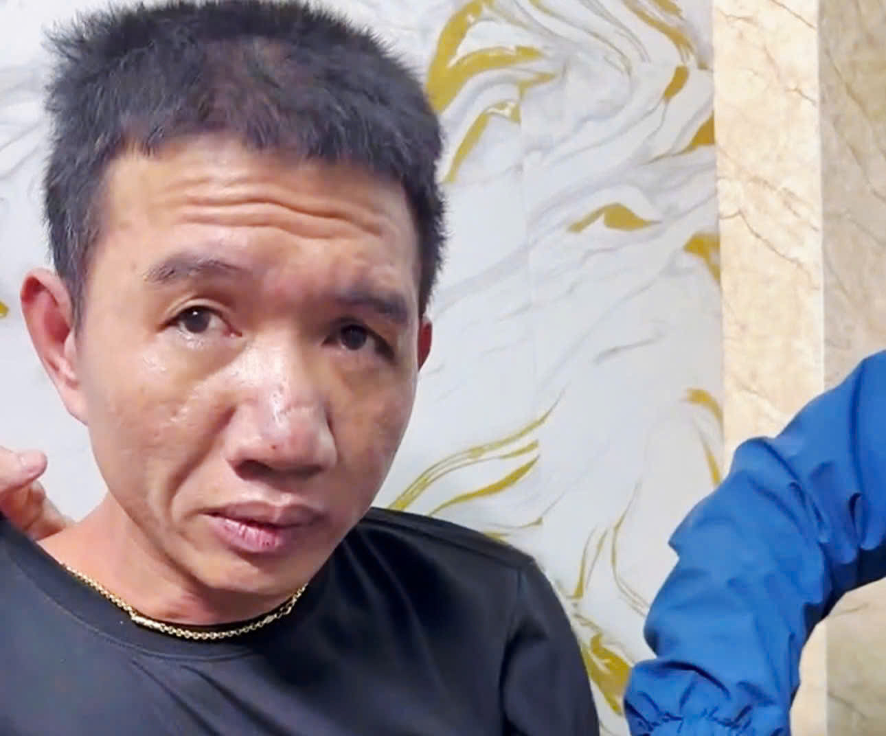 Cảnh sát ập vào phòng kín, bắt quả tang cô gái 28 tuổi cùng 2 người đàn ông - Ảnh 2.