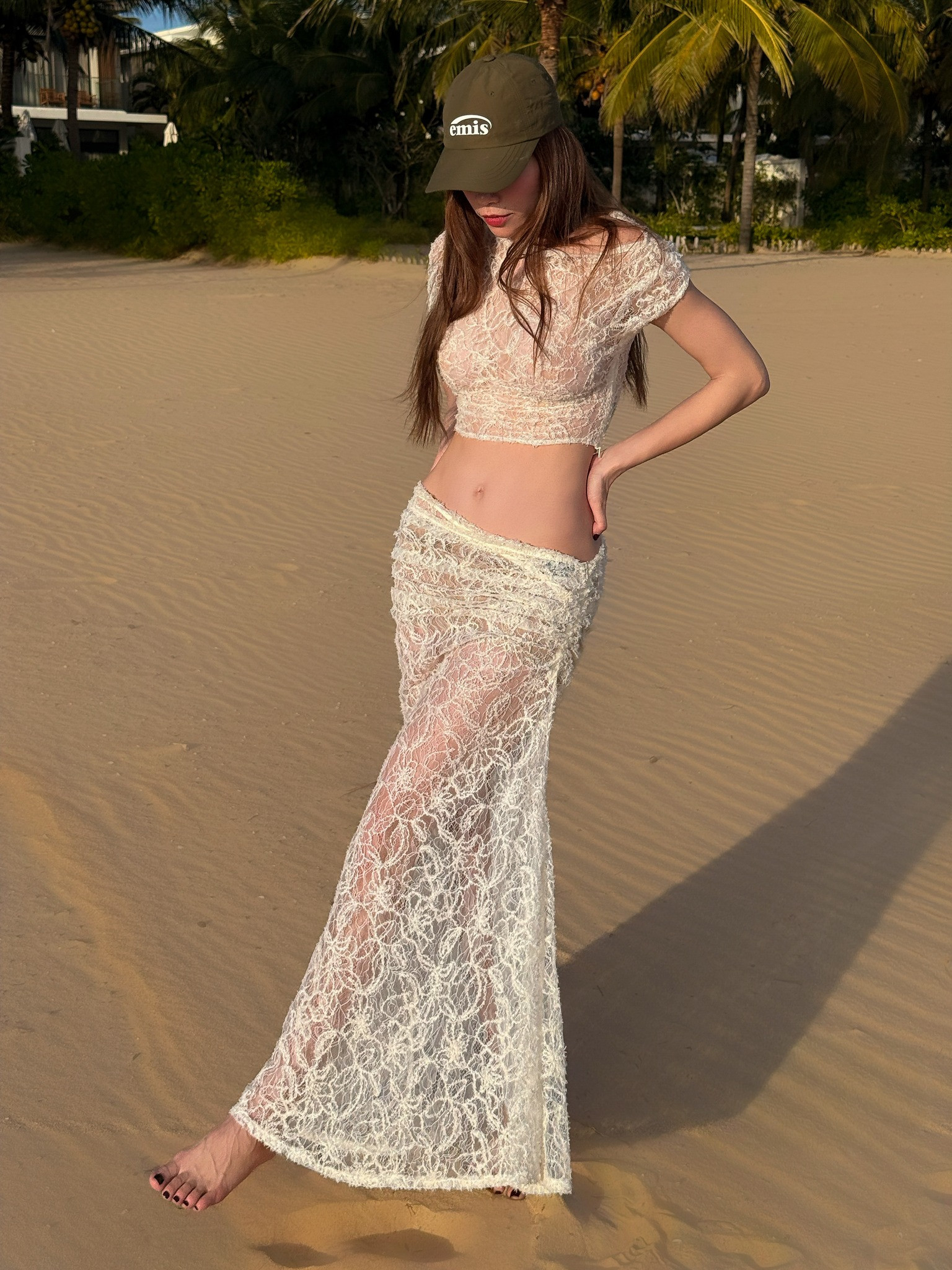 Hồ Ngọc Hà diện váy ren xuyên thấu khiến fan trầm trồ về vòng eo đẹp - Ảnh 3.