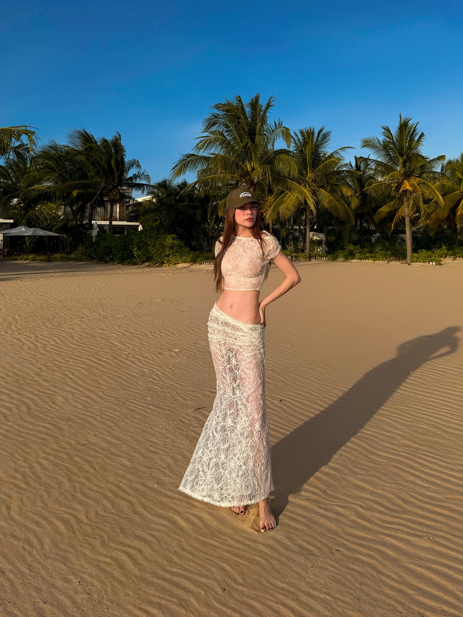 Hồ Ngọc Hà diện váy ren xuyên thấu khiến fan trầm trồ về vòng eo đẹp - Ảnh 4.