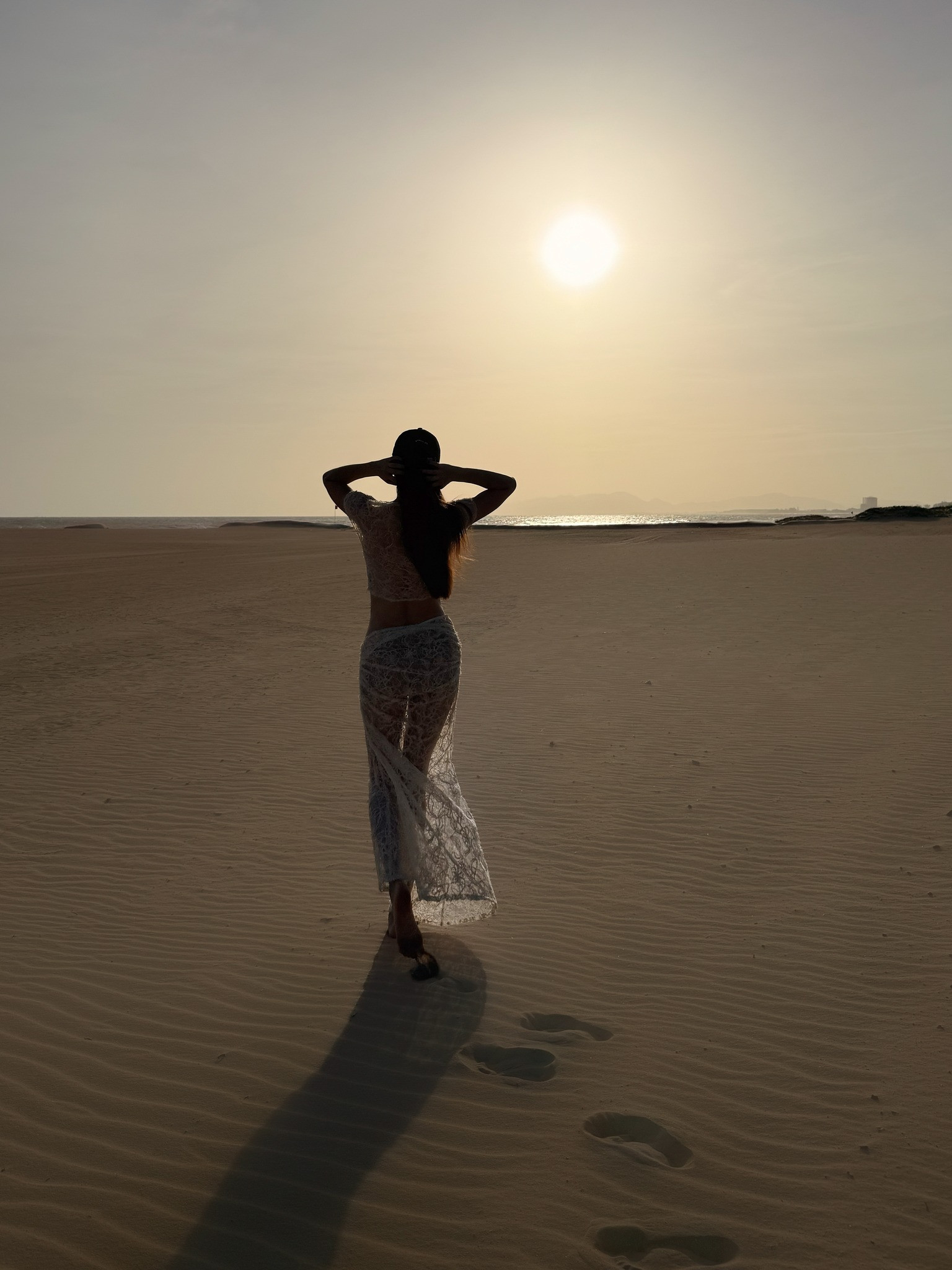 Hồ Ngọc Hà diện váy ren xuyên thấu khiến fan trầm trồ về vòng eo đẹp - Ảnh 7.