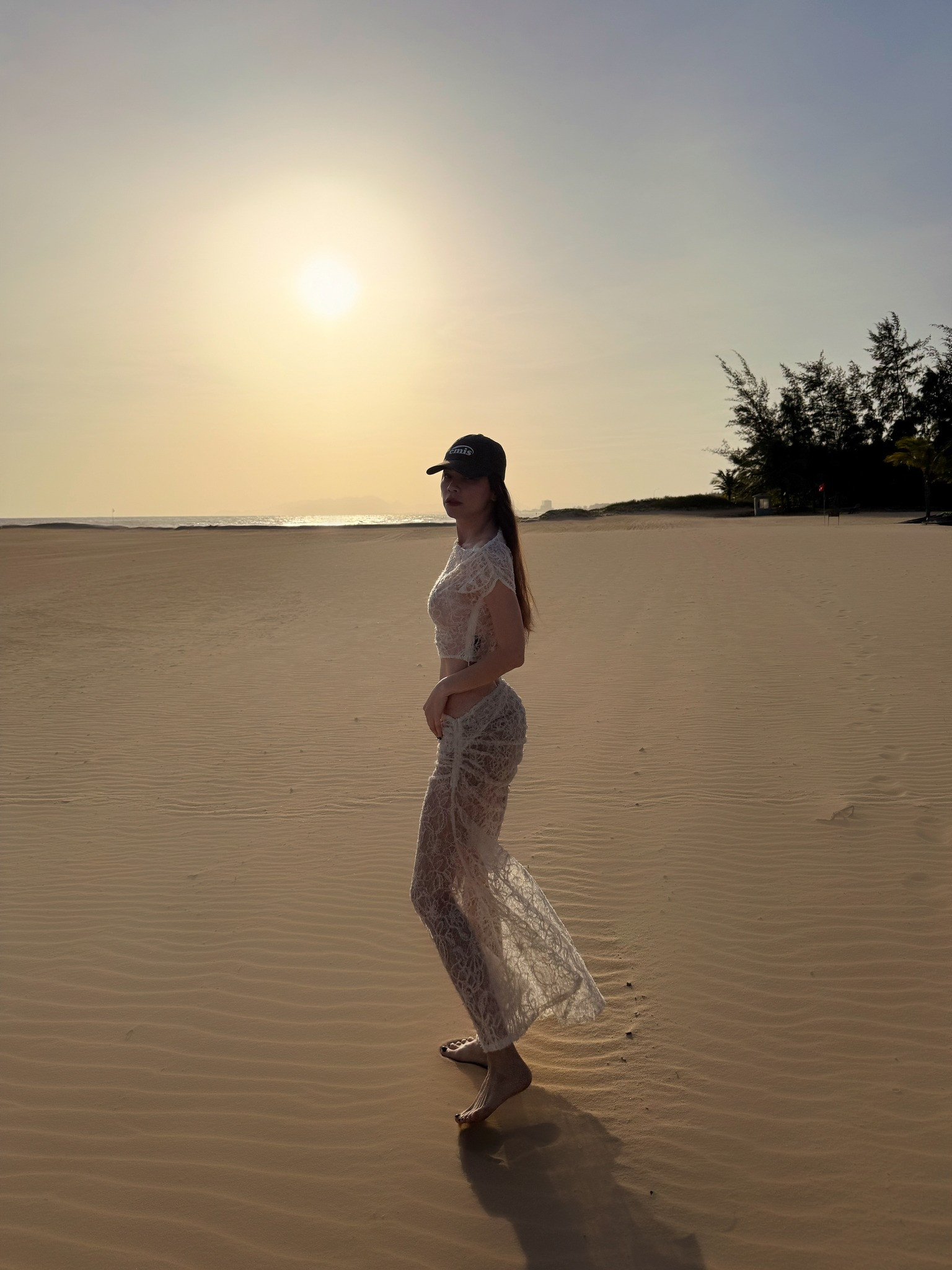 Hồ Ngọc Hà diện váy ren xuyên thấu khiến fan trầm trồ về vòng eo đẹp - Ảnh 6.