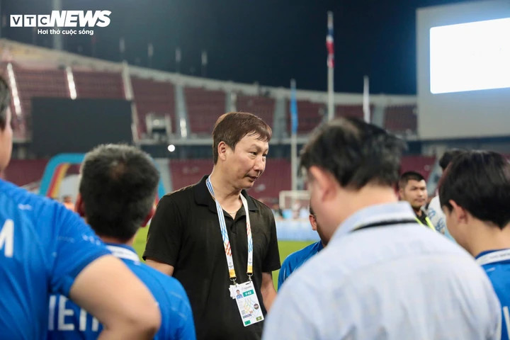 Ông Kim dành thời gian trao đổi, chúc mừng và cảm ơn các trợ lý đã cùng mình hoàn thành nhiệm vụ quan trọng.