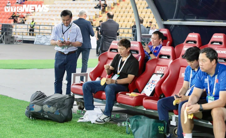 Tuy nhiên, theo quy định của ban tổ chức giải, huy chương chỉ được trao cho các vận động viên, không dành cho ban huấn luyện. Trước đây, môn bóng đá nam thường có 30 bộ huy chương và huấn luyện viên trưởng vẫn được nhận.