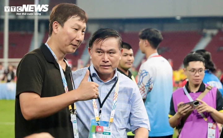 Cựu tuyển thủ Hàn Quốc mời Phó Chủ tịch VFF Trần Anh Tú chụp ảnh lưu niệm.