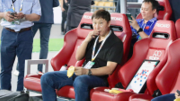 Không có HCV SEA Games, HLV Kim Sang-sik bình thản ăn vặt, quay clip học trò