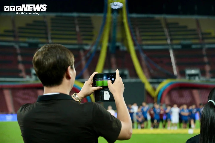 Sau đó, HLV Kim Sang-sik nhanh chóng rút điện thoại để lưu lại khoảnh khắc vinh quang cùng học trò.