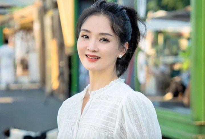 Vương Diễm giữ nhan sắc trẻ đẹp ở tuổi 51.