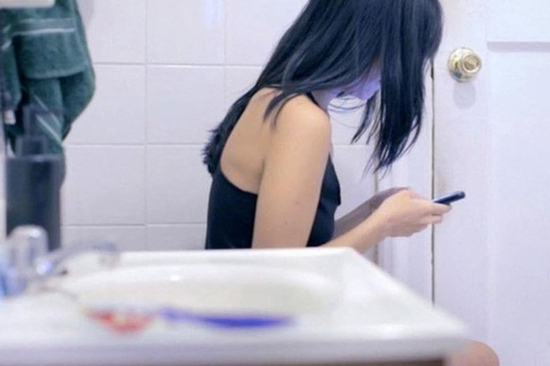 Cảnh báo khẩn cho ai còn đem điện thoại vào nhà vệ sinh