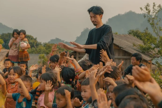 Nghệ sĩ Việt làm từ thiện sao cho đúng?