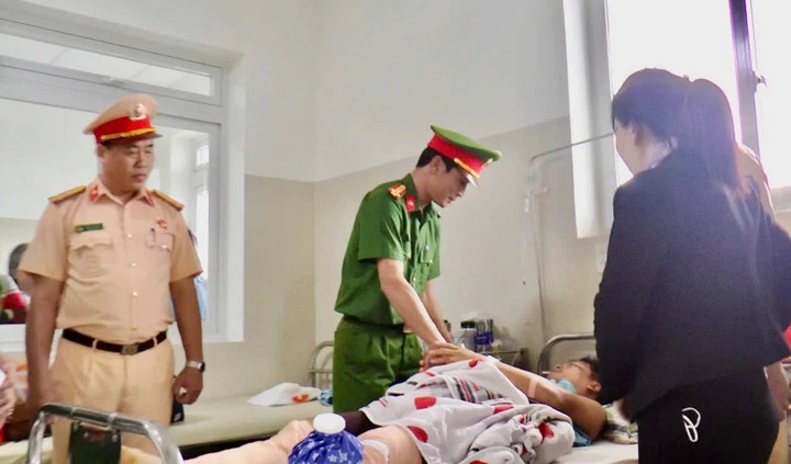 Lãnh đạo Công an Đà Nẵng thăm hỏi, động viên anh Tuấn. (Ảnh: C.A)