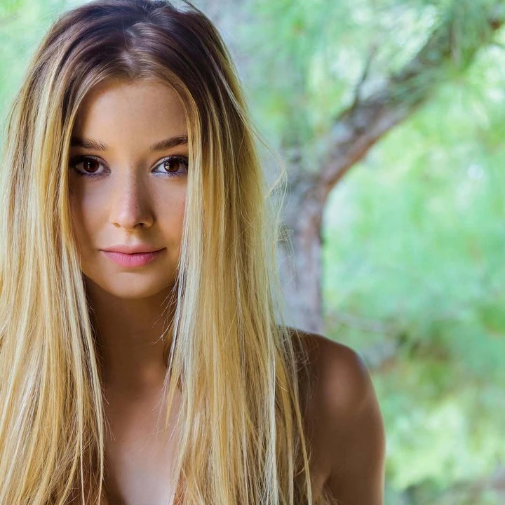 Ý tưởng này xuất phát từ trải nghiệm cá nhân khi người dì của cô phải cắt bỏ ngực chỉ hai ngày sau lễ tốt nghiệp của Yolina. Trong phần thuyết trình, cô cho biết từng gây quỹ thành công 20.000 USD cho Quỹ Nghiên cứu Ung thư Huntsman, với mong muốn hỗ trợ cả về tinh thần lẫn tài chính cho các gia đình khó khăn.