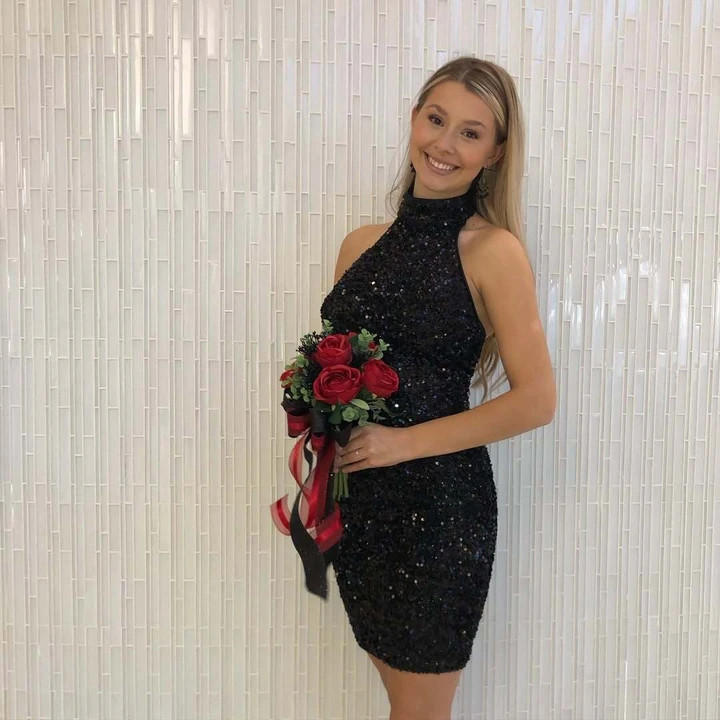 Trên mạng xã hội, cô thường xuất hiện trong những bộ trang phục tối giản, ôm dáng, tôn vòng eo săn chắc và làn da khỏe mạnh, toát lên vẻ đẹp tự tin, năng động đúng tinh thần phụ nữ Mỹ.