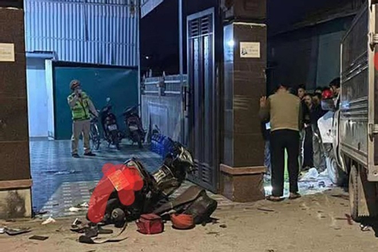 Tai nạn giữa xe máy chở ba thiếu niên và ô tô tải, một người tử vong