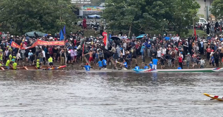 Vận động viên dùng mái chèo 'hỗn chiến' tại giải đua ghe ở Huế