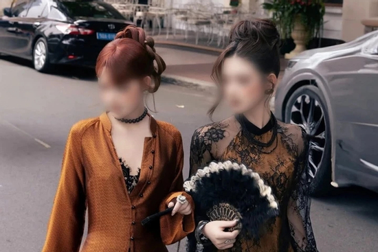 Áo dài 'cách tân' kiểu phanh ngực khiến dân mạng nóng mắt chê phản cảm