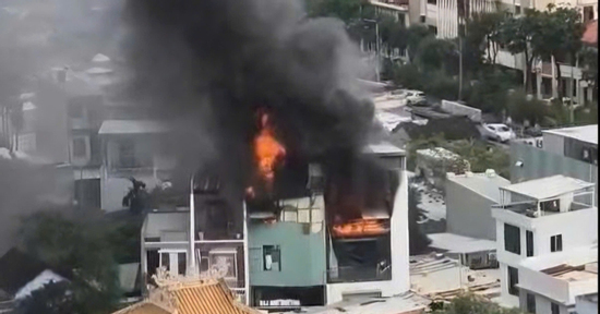 Cháy nhà 4 tầng giữa trung tâm Đà Nẵng, cảnh sát leo mái nhà phun nước dập lửa