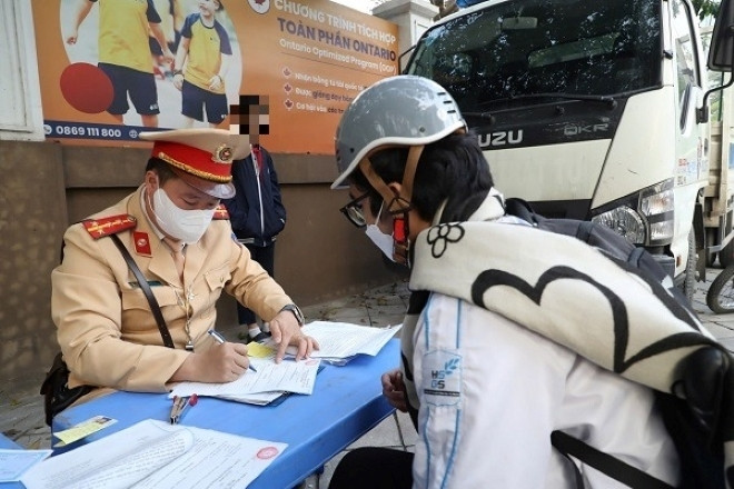 CSGT kiểm tra, xử lý vi phạm an toàn giao thông liên quan đến học sinh. Ảnh: Sức khỏe và Đời sống