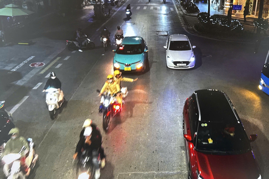 Đại úy CSGT mở đường đưa người phụ nữ đi cấp cứu, camera AI bật 'làn sóng xanh'