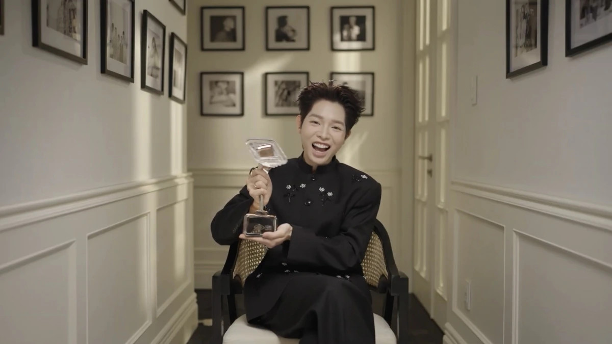 Duc phuc lan dau ke chuyen khoc trong nha ve sinh o intervision 2025 hinh anh 2