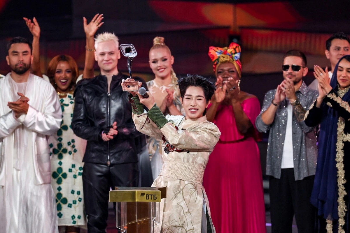 Duc phuc lan dau ke chuyen khoc trong nha ve sinh o intervision 2025 hinh anh 1