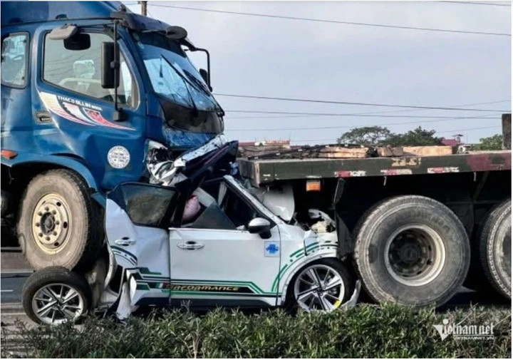 Chiếc ô tô con bị bẹp nát, một nạn nhân trong xe đã tử vong. (Ảnh: Thu Hằng)