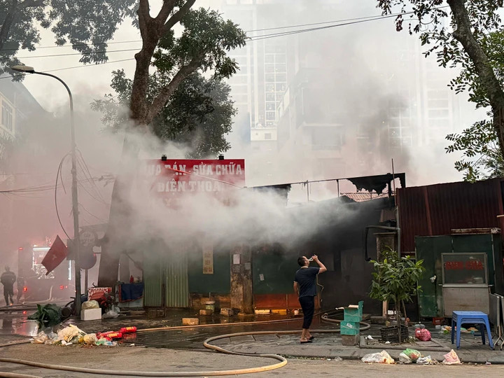 Khói lửa bốc lên ở nhiều ki-ốt, lực lượng chức năng vất vả khống chế đám cháy.