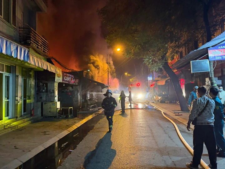 Ngọn lửa nhanh chóng lan sang nhiều ki-ốt khác, trong chợ có nhiều mặt hàng dễ cháy như quần áo nên lửa lan rộng, bùng phát dữ dội.