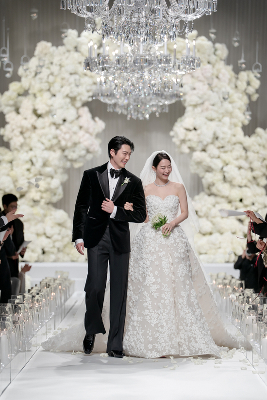 Công bố ảnh HD trong hôn lễ Shin Min Ah - Kim Woo Bin: Tuyệt đối điện ảnh, cô dâu chú rể lập tức được phong thần