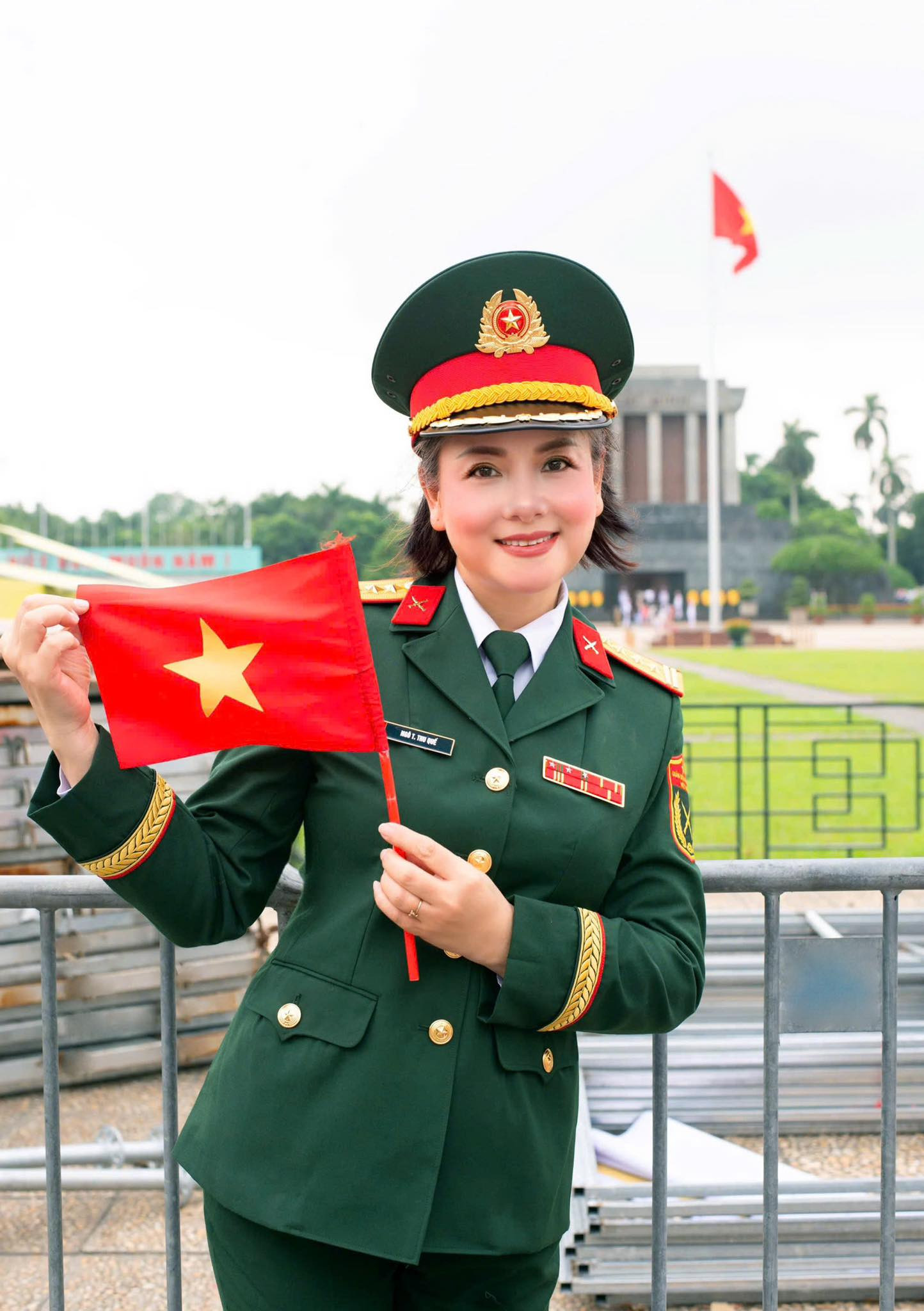 Dù sắp tuổi về hưu nhưng nhan sắc của nữ NSND mang quân hàm Đại tá vẫn rất tươi trẻ - Ảnh 2.