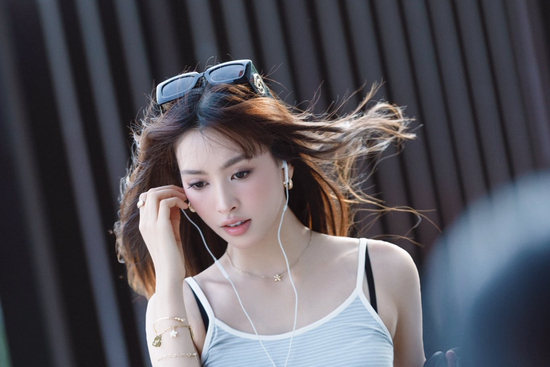 Hoa hậu Trần Tiểu Vy được khen đẹp nhất trend 'trạm tỷ' nhưng lại mắc lỗi ở một chi tiết