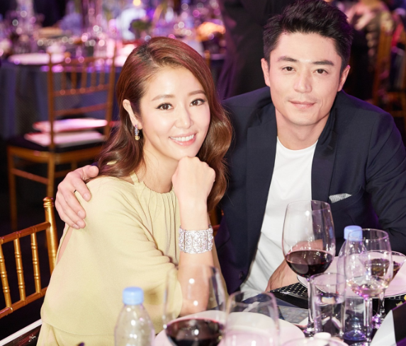 Lâm Tâm Như và Hoắc Kiến Hoa 'gây bão' khi đi ăn ở nhà hàng bình dân - Ảnh 2