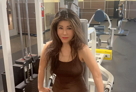 Nữ ca sĩ U70 tập gym 4 tiếng 1 ngày, body gợi cảm: Hôn nhân viên mãn dù không đám cưới, không con cái