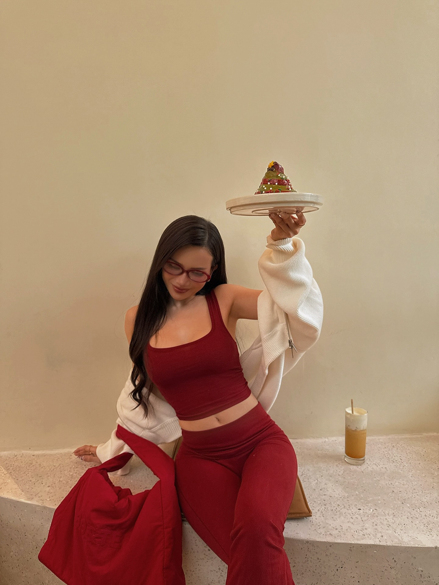 Sĩ Thanh diện đồ bó sát khoe thân hình 'đồng hồ cát' hút mắt khán giả - Ảnh 2.