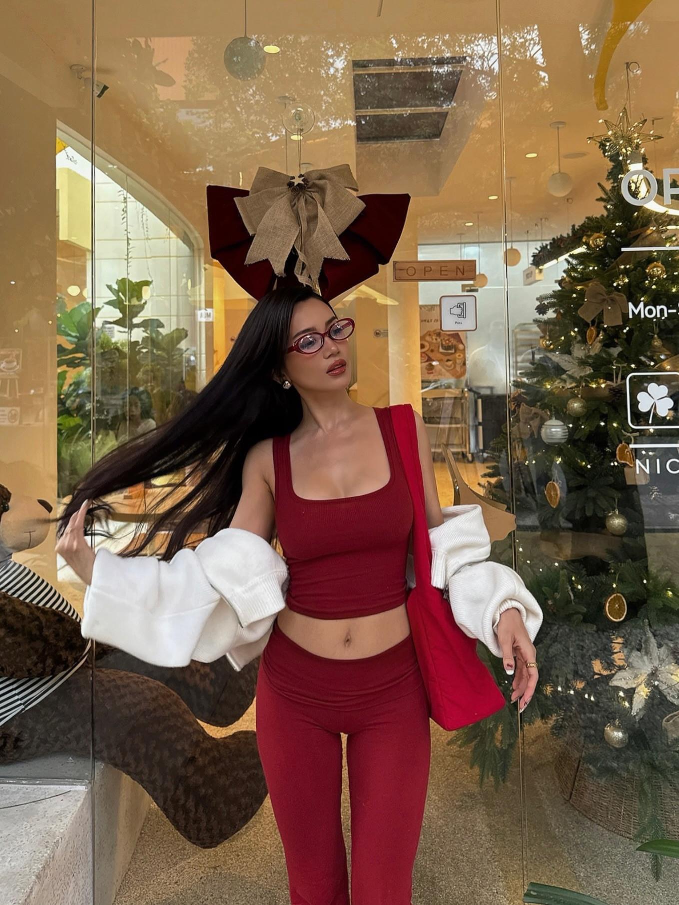 Sĩ Thanh diện đồ bó sát khoe thân hình 'đồng hồ cát' hút mắt khán giả - Ảnh 1.