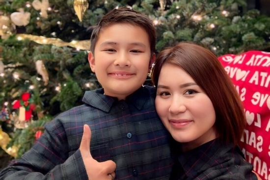 Không gian trang trí Giáng sinh hoành tráng của vợ cũ Đan Trường trong biệt thự rộng 4.000m² ở Mỹ