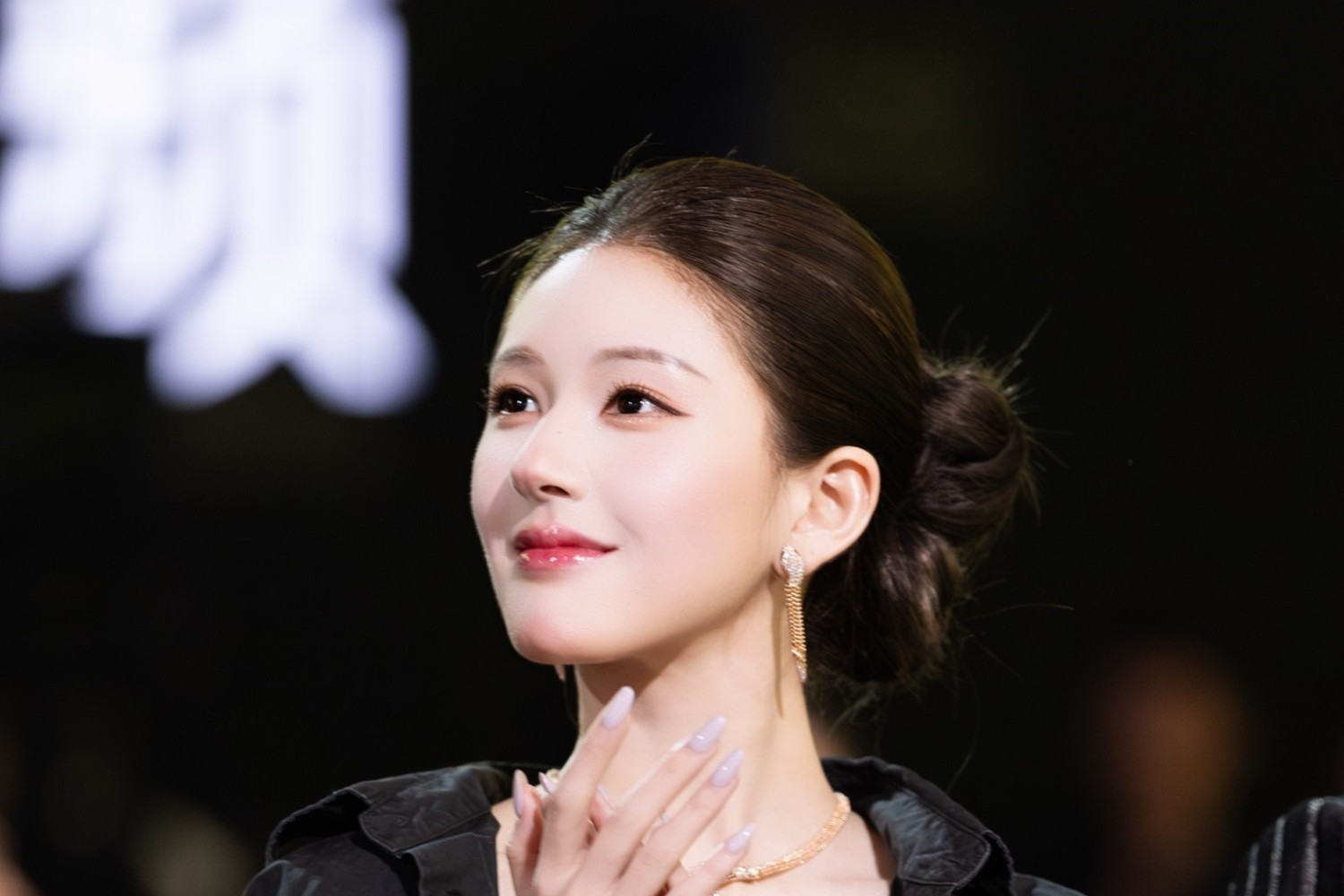 Tạo Hình Của Triệu Lộ Tư Vấp Tranh Cãi Trên Mạng Xã Hội